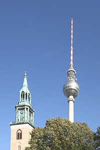 Der Fernsehturm und die Marienkirche in Berlin - Alexanderplatz